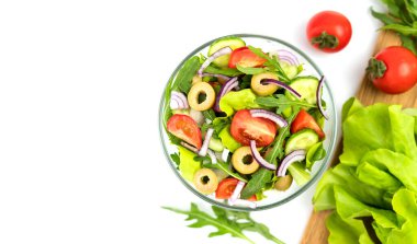 Taze sebzeler, yeşil yapraklar, roka ve zeytinlerden nefis diyet salatası. Üst Manzara. Uzayı kopyala Seçici odak.