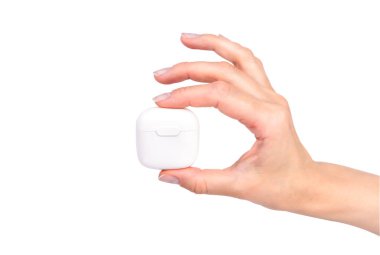 Beyaz arka planda izole edilmiş kablosuz kulaklıkları tutan bir kadın. Bluetooth kulaklıklar.