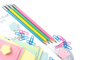 Beyaz masadaki okul renkli kırtasiye malzemesi. Uzayı kopyala Seçici odak.