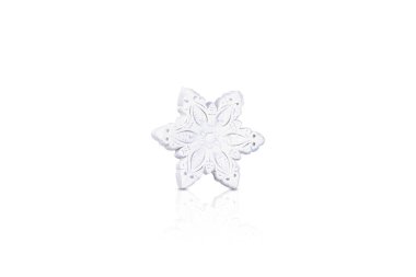 Beyaz arka planda izole edilmiş DIY alçı kar tanesi. Yılbaşı ve Noel için hediyeler ve dekorasyonlar.