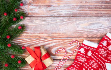Noel arkaplanı hediye paketi, örgü çorap ve ahşap bir arka planda Noel ağacı. Düztaban kompozisyonu. Üst Manzara. Boşluğu kopyala.