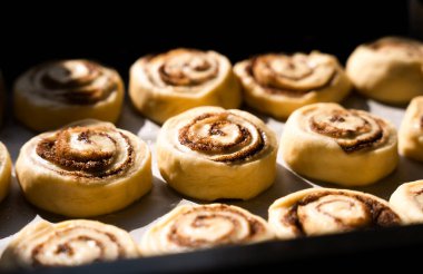 Tarçınlı börek. Çörek günahı yapma süreci. Çörekler için çiğ hamur. Yakın plan. Seçici odak.