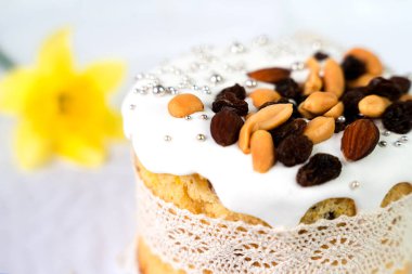 Paskalya pastası, kremalı, fındıklı ve kuru meyveli. Seçici odak.
