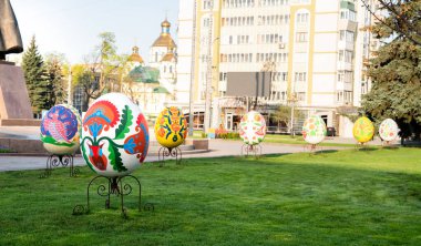 Rivne, Ukrayna - 22 Nisan 2023. Paskalya için şehrin dekorasyonu, Ukraynalı halk sanatları ressamı Maria Oksentiyivna Prymachenko 'nun çizimleriyle boyanmış büyük Paskalya yumurtaları..