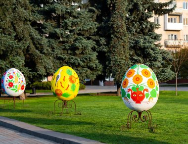 Rivne, Ukrayna - 22 Nisan 2023. Ukraynalı bir halk sanatı ressamı Maria Oksentiyivvna Prymachenko 'nun çizdiği büyük boyalı Paskalya yumurtaları..