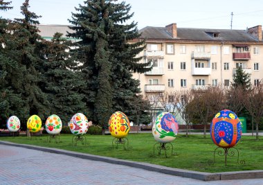 Rivne, Ukrayna - 22 Nisan 2023. Ukraynalı halk sanatları ressamı Maria Oksentiyivvna Prymachenko 'nun çizimleriyle boyanmış büyük Paskalya yumurtaları. Paskalya için şehrin dekorasyonu.