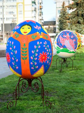 Rivne, Ukrayna - 22 Nisan 2023. Büyük dekoratif Paskalya yumurtası ve Ukraynalı bir halk sanatları ressamı Maria Oksentiyivna Prymachenko 'nun çizimleri. Mutlu Paskalyalar.