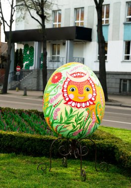 Rivne, Ukrayna - 22 Nisan 2023. Ukraynalı bir halk sanatı ressamı Maria Oksentiyivvna Prymachenko 'nun çizdiği dekoratif Paskalya yumurtası..