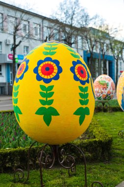 Rivne, Ukrayna - 22 Nisan 2023. Paskalya için şehrin dekorasyonu. Büyük dekoratif Paskalya yumurtası..
