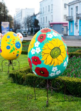 Rivne, Ukrayna - 22 Nisan 2023. Büyük dekoratif Paskalya yumurtası. Paskalya için şehrin dekorasyonu.