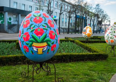 Rivne, Ukrayna - 22 Nisan 2023. Paskalya için şehrin dekorasyonu. Ukraynalı bir halk sanatı ressamı Maria Prymachenko 'nun çizimleri olan Paskalya yumurtası..