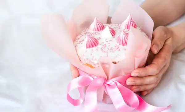 Paskalya pastası tutan kadın elleri. Yakın plan. Uzayı kopyala Seçici odak.