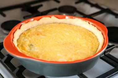 Mutfaktaki fırında ıspanaklı ve peynirli taze pişmiş sıcak kiş Lorraine. Yakın plan. Seçici odak.