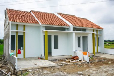 Endonezya hükümetinden gelen sübvansiyonlarla düzgünce dizilmiş, düşük fiyatlı ve halen yapım aşamasında olan pek çok ev koleksiyonu. Kudus, Endonezya. 