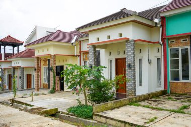 Endonezya hükümetinden gelen sübvansiyonlarla düzgünce dizilmiş, düşük fiyatlı ve halen yapım aşamasında olan pek çok ev koleksiyonu. Kudus, Endonezya. 