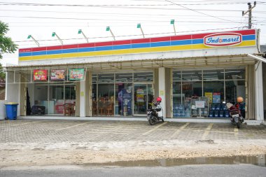 PT Indomarco Prismatama veya Indomaret (Endonezya Piyasa Perakendecisi), bir perakende mağaza zinciri. Pati, Merkez Java, Endonezya. 