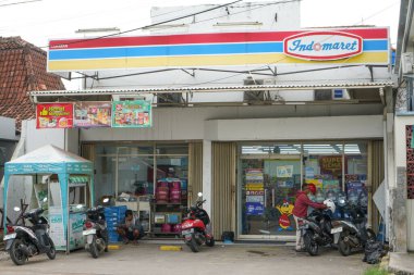 PT Indomarco Prismatama veya Indomaret (Endonezya Piyasa Perakendecisi), bir perakende mağaza zinciri. Pati, Merkez Java, Endonezya. 