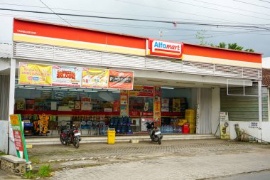 PT Sumber Alfaria Trijaya Tbk veya Alfamart, Endonezya ve Filipinler 'e yayılmış bir Endonezya market zinciri. Pati, Merkez Java, Endonezya. 
