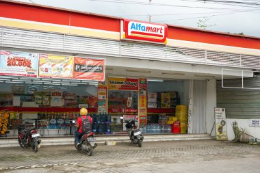 PT Sumber Alfaria Trijaya Tbk veya Alfamart, Endonezya ve Filipinler 'e yayılmış bir Endonezya market zinciri. Pati, Merkez Java, Endonezya. 