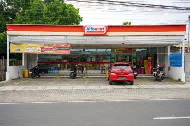 PT Sumber Alfaria Trijaya Tbk veya Alfamart, Endonezya ve Filipinler 'e yayılmış bir Endonezya market zinciri. Pati, Merkez Java, Endonezya. 