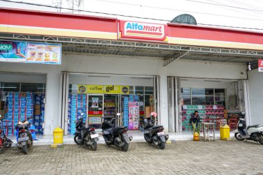 PT Sumber Alfaria Trijaya Tbk veya Alfamart, Endonezya ve Filipinler 'e yayılmış bir Endonezya market zinciri. Pati, Merkez Java, Endonezya. 
