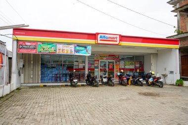 PT Sumber Alfaria Trijaya Tbk veya Alfamart, Endonezya ve Filipinler 'e yayılmış bir Endonezya market zinciri. Pati, Merkez Java, Endonezya. 