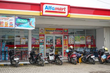 PT Sumber Alfaria Trijaya Tbk veya Alfamart, Endonezya ve Filipinler 'e yayılmış bir Endonezya market zinciri. Pati, Merkez Java, Endonezya. 