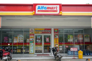 PT Sumber Alfaria Trijaya Tbk veya Alfamart, Endonezya ve Filipinler 'e yayılmış bir Endonezya market zinciri. Pati, Merkez Java, Endonezya. 