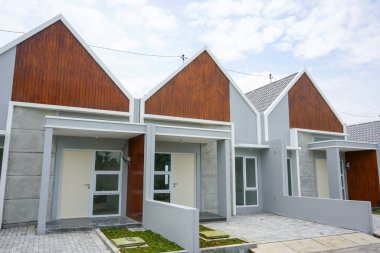 Endonezya hükümetinden gelen sübvansiyonlarla dolu bir ev koleksiyonu, düşük fiyatlarla küçük boyutlarda. Teras evi ya da küme ev, banliyöde bir Amerikan evidir. Semarang, Endonezya. 