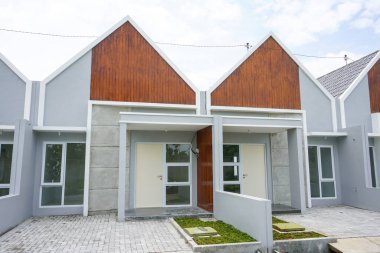 Endonezya hükümetinden gelen sübvansiyonlarla dolu bir ev koleksiyonu, düşük fiyatlarla küçük boyutlarda. Teras evi ya da küme ev, banliyöde bir Amerikan evidir. Semarang, Endonezya. 