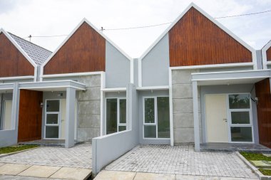 Endonezya hükümetinden gelen sübvansiyonlarla dolu bir ev koleksiyonu, düşük fiyatlarla küçük boyutlarda. Teras evi ya da küme ev, banliyöde bir Amerikan evidir. Semarang, Endonezya. 