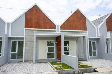 Endonezya hükümetinden gelen sübvansiyonlarla dolu bir ev koleksiyonu, düşük fiyatlarla küçük boyutlarda. Teras evi ya da küme ev, banliyöde bir Amerikan evidir. Semarang, Endonezya. 