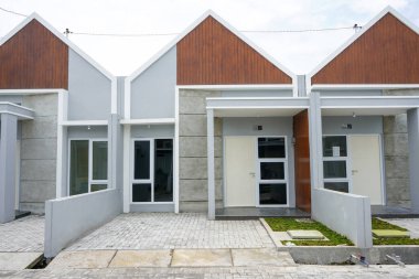 Endonezya hükümetinden gelen sübvansiyonlarla dolu bir ev koleksiyonu, düşük fiyatlarla küçük boyutlarda. Teras evi ya da küme ev, banliyöde bir Amerikan evidir. Semarang, Endonezya. 