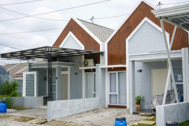 Endonezya hükümetinden gelen sübvansiyonlarla dolu bir ev koleksiyonu, düşük fiyatlarla küçük boyutlarda. Teras evi ya da küme ev, banliyöde bir Amerikan evidir. Semarang, Endonezya. 