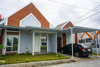 Endonezya hükümetinden gelen sübvansiyonlarla dolu bir ev koleksiyonu, düşük fiyatlarla küçük boyutlarda. Teras evi ya da küme ev, banliyöde bir Amerikan evidir. Semarang, Endonezya. 