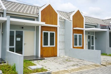 Endonezya hükümetinden gelen sübvansiyonlarla dolu bir ev koleksiyonu, düşük fiyatlarla küçük boyutlarda. Teras evi ya da küme ev, banliyöde bir Amerikan evidir. Semarang, Endonezya. 