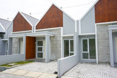 Endonezya hükümetinden gelen sübvansiyonlarla dolu bir ev koleksiyonu, düşük fiyatlarla küçük boyutlarda. Teras evi ya da küme ev, banliyöde bir Amerikan evidir. Semarang, Endonezya. 