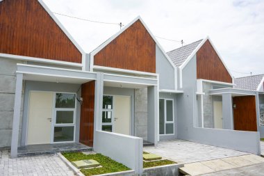 Endonezya hükümetinden gelen sübvansiyonlarla dolu bir ev koleksiyonu, düşük fiyatlarla küçük boyutlarda. Teras evi ya da küme ev, banliyöde bir Amerikan evidir. Semarang, Endonezya. 