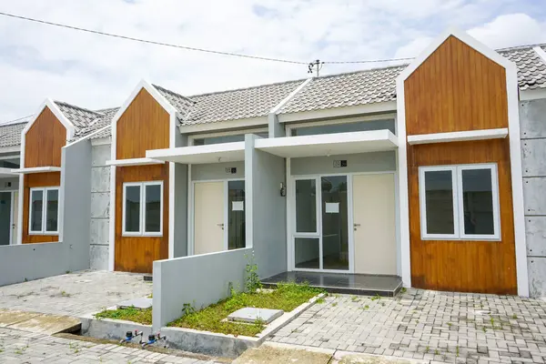Endonezya hükümetinden gelen sübvansiyonlarla dolu bir ev koleksiyonu, düşük fiyatlarla küçük boyutlarda. Teras evi ya da küme ev, banliyöde bir Amerikan evidir. Semarang, Endonezya. 