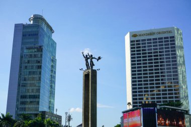 Selamat Datang Anıtı, yeni Transjakarta otobüs durağından bakıldığında Monumen Bundaran HI veya Monumen Bunderan HI olarak da bilinir. Takılırız ve selfie çekeriz. Jakarta, Endonezya. 