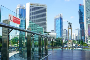 Selamat Datang Anıtı, yeni Transjakarta otobüs durağından bakıldığında Monumen Bundaran HI veya Monumen Bunderan HI olarak da bilinir. Takılırız ve selfie çekeriz. Jakarta, Endonezya. 