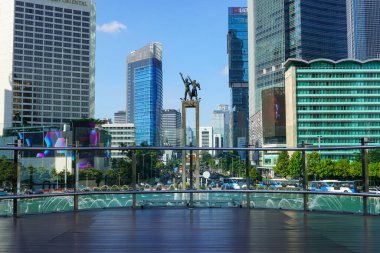 Selamat Datang Anıtı, yeni Transjakarta otobüs durağından bakıldığında Monumen Bundaran HI veya Monumen Bunderan HI olarak da bilinir. Takılırız ve selfie çekeriz. Jakarta, Endonezya. 