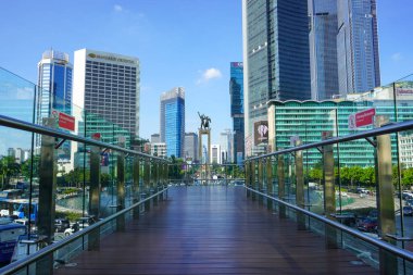 Selamat Datang Anıtı, yeni Transjakarta otobüs durağından bakıldığında Monumen Bundaran HI veya Monumen Bunderan HI olarak da bilinir. Takılırız ve selfie çekeriz. Jakarta, Endonezya. 