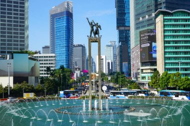 Selamat Datang Anıtı, yeni Transjakarta otobüs durağından bakıldığında Monumen Bundaran HI veya Monumen Bunderan HI olarak da bilinir. Takılırız ve selfie çekeriz. Jakarta, Endonezya. 