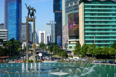 Selamat Datang Anıtı, yeni Transjakarta otobüs durağından bakıldığında Monumen Bundaran HI veya Monumen Bunderan HI olarak da bilinir. Takılırız ve selfie çekeriz. Jakarta, Endonezya. 
