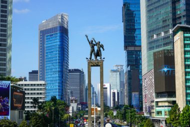 Selamat Datang Anıtı, yeni Transjakarta otobüs durağından bakıldığında Monumen Bundaran HI veya Monumen Bunderan HI olarak da bilinir. Takılırız ve selfie çekeriz. Jakarta, Endonezya. 