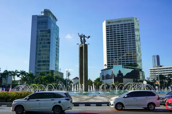 Selamat Datang Anıtı, yeni Transjakarta otobüs durağından bakıldığında Monumen Bundaran HI veya Monumen Bunderan HI olarak da bilinir. Takılırız ve selfie çekeriz. Jakarta, Endonezya. 