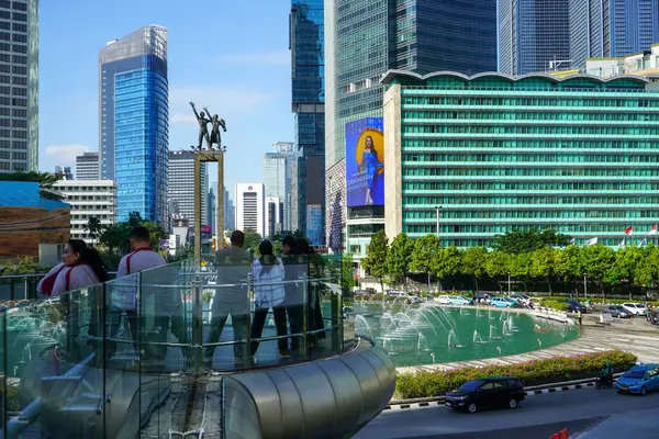 Selamat Datang Anıtı, yeni Transjakarta otobüs durağından bakıldığında Monumen Bundaran HI veya Monumen Bunderan HI olarak da bilinir. Takılırız ve selfie çekeriz. Jakarta, Endonezya. 