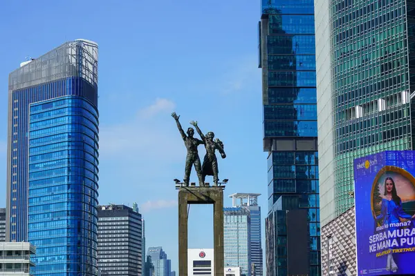 Selamat Datang Anıtı, yeni Transjakarta otobüs durağından bakıldığında Monumen Bundaran HI veya Monumen Bunderan HI olarak da bilinir. Takılırız ve selfie çekeriz. Jakarta, Endonezya. 
