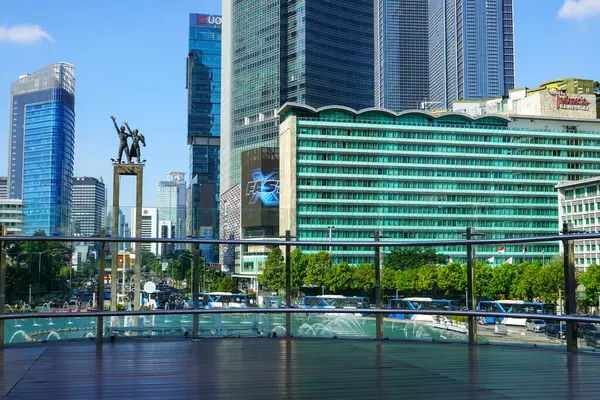 Selamat Datang Anıtı, yeni Transjakarta otobüs durağından bakıldığında Monumen Bundaran HI veya Monumen Bunderan HI olarak da bilinir. Takılırız ve selfie çekeriz. Jakarta, Endonezya. 